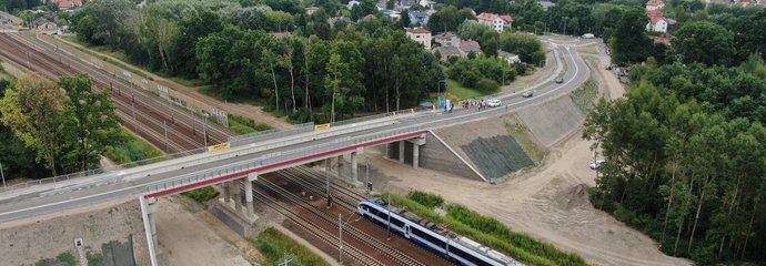 Wiadukt w Kobyłce, jedzie pociąg. Fot. Artur Lewandowski PKP Polskie Linie Kolejowe S.A.