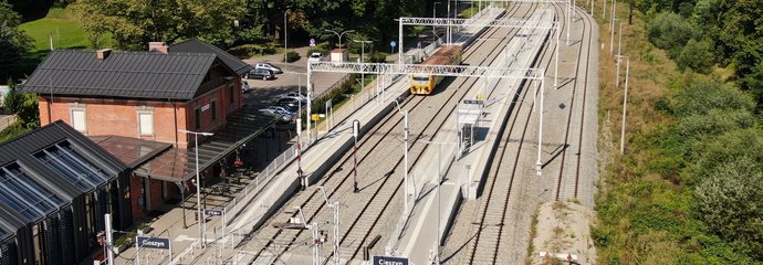 Stacja Cieszyn, widok z lotu ptaka na dwa nowe perony, tory i sieć trakcyjną, przy peronie pociąg, fot. Adam Roik