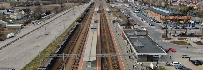 Stacja Ciechanów Widok z góry na stację w Ciechanowie, widać tory, peron, dworzec i pociąg towarowy, fot. P. Mieszkowski, A.Lewandowski