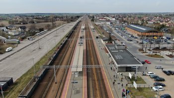Widok z góry na stację w Ciechanowie, widać tory, peron, dworzec i pociąg towarowy, fot. P. Mieszkowski, A.Lewandowski