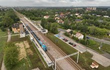 Parking przy przystanku Dąbrowa Górnicza Gołonóg z lotu ptaka, na zdjęciu widoczny pociąg, fot. Krzysztof Ścigała 3