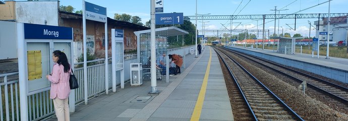 Podróżni na peronie stacji Morąg. fot. Przemysław Zieliński PLK