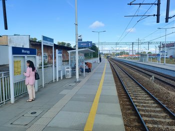 Stacja Morąg Podróżni na peronie stacji Morąg. fot. Przemysław Zieliński PLK
