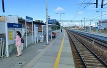 Podróżni na peronie stacji Morąg. fot. Przemysław Zieliński PLK