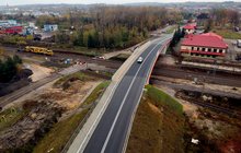 Samochód przejeżdża po wiadukcie w Trzebini, widok z lotu ptaka, fot. Piotr Hamarnik