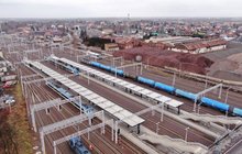 Stacja Czechowice-Dziedzice z lotu ptaka, pociąg przy peronie, fot. Krzysztof Ścigała (1)