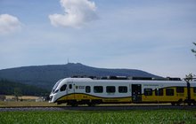 Linia kolejowa Wrocław - Sobótka - Świdnica. W tle pociągu Ślęża. Fot. R. Mitura