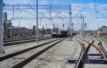 Stacja Katowice Szopienice Północne, pociągi na torach, w tle nowa nastawnia, fot. Szymon Grochowski