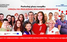 Billbord kampanii: Ambasadorzy i Ambasadorki bezpieczeństwa, hasło Posłuchaj głosu rozsądku, uważaj na przejeździe kolejowo-drogowym. Oznaczenia unijne oraz informacja o adresie strony.