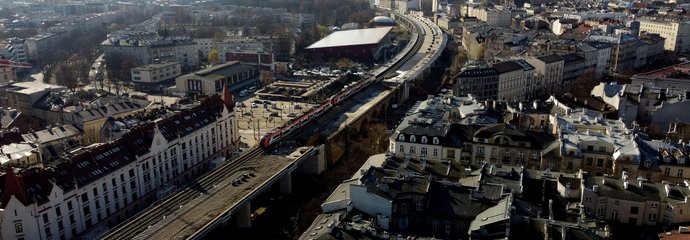 Pociąg jedzie po wiadukcie nad ul. Grzegórzecką w Krakowie, fot. Piotr Hamarnik