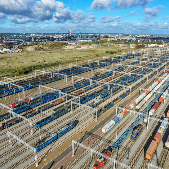 Pociągi towarowe na stacji Gdańsk Port Północny z lotu ptaka. fot. Krzysztof Mystkowski PKP PLK 1