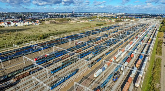 Pociągi towarowe na stacji Gdańsk Port Północny z lotu ptaka. fot. Krzysztof Mystkowski PKP PLK 1