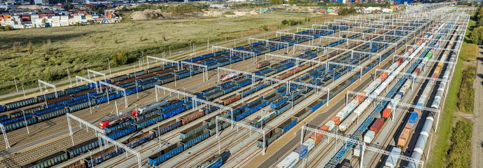 Pociągi towarowe na stacji Gdańsk Port Północny z lotu ptaka. fot. Krzysztof Mystkowski PKP PLK 1