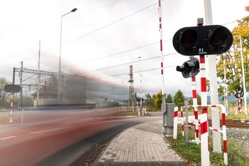 Przejazd kolejowo drogowy, szlaban, sygnalizator, autor: Kampania Bezpieczny Przejazd.