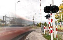 Przejazd kolejowo drogowy, szlaban, sygnalizator, autor: Kampania Bezpieczny Przejazd.