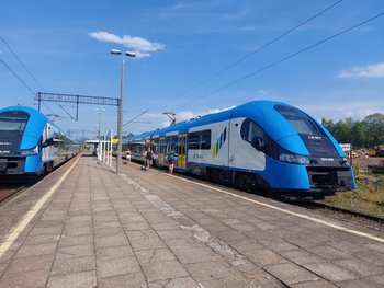 Stacja Węgierska Górka, pociąg przy peronie, fot. Katarzyna Głowacka