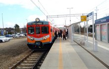 Tuchów - na peronie są podróżni, obok stoi pociąg, fot. Jerzy Lebda