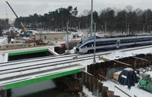 Andrespol - budowa tunelu drogowego pod torami, konstrukcja obiektu, pracownicy, tory, pociąg fot. Paweł Mieszkowski, Fot. 2