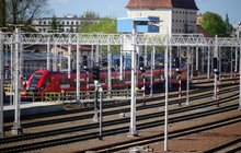 Tory i bramki sieci trakcyjnej na stacji w Olsztynie. Pociąg_fot. Andrzej Puzewicz