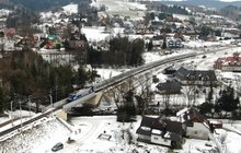 Nowy przystanek Chabówka Stadion i łącznica, przy peronie stoi pociąg, fot. Krzysztof Dzidek (1)