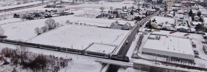 Pociąg przejeżdża przez wiadukt w Opolu. Widok z lotu ptaka na linie kolejową 132, Opole i okolice. Fot.K._Ścigała