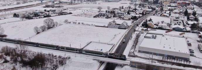 Wiadukt w Opolu Pociąg przejeżdża przez wiadukt w Opolu. Widok z lotu ptaka na linie kolejową 132, Opole i okolice. Fot.K._Ścigała