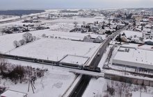 Pociąg przejeżdża przez wiadukt w Opolu. Widok z lotu ptaka na linie kolejową 132, Opole i okolice. Fot.K._Ścigała