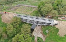 Pracownicy i maszyny na remontowanym moście w Niestępowie. fot. Szymon Danielek PKP PLK (2)