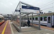 Warszawa Gdańska peron, pociąg, podróżni, schody ruchome