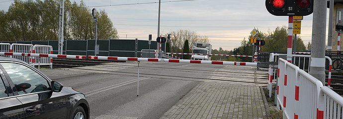 Zamknięty przejazd kolejowo-drogowy, przed nim samochód