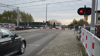 Zamknięty przejazd kolejowo-drogowy, przed nim samochód