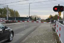 Zamknięty przejazd kolejowo-drogowy, przed nim samochód