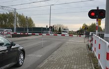 Zamknięty przejazd kolejowo-drogowy, przed nim samochód