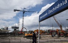 Widok na maszyny budowlane pracujące na stacji Warszawa Zachodnia, fot. Izabela Miernikiewicz