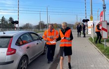 Pracownicy PLK wręczają kierowcom ulotki dot. bezpieczeństwa przy przejeździe kolejowym w Motyczu Leśnym, fot. Anna Znajewska-Pawluk (3)