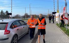 Pracownicy PLK wręczają kierowcom ulotki dot. bezpieczeństwa przy przejeździe kolejowym w Motyczu Leśnym, fot. Anna Znajewska-Pawluk (3)