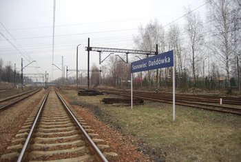 Stacja Sosnowiec Dańdówka, tory, sieć trakcyjna, znak z nazwą stacji, fot. Katarzyna Głowacka