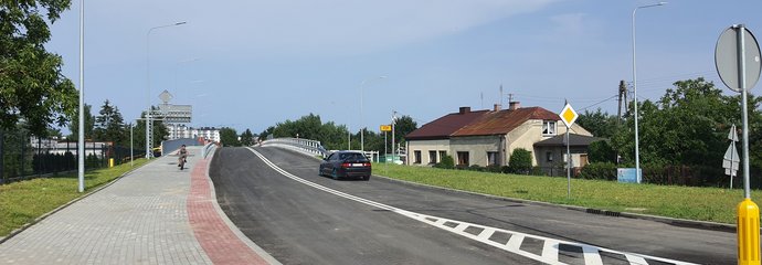 Jezdnia i chodnik na wiadukcie drogowym w Warce, w tle auto i rowerzysta, fot. Katarzyna Janiak
