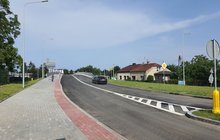 Jezdnia i chodnik na wiadukcie drogowym w Warce, w tle auto i rowerzysta, fot. Katarzyna Janiak