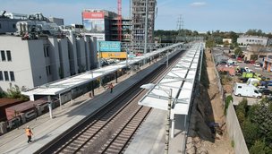 Widok z góry na perony stacji Warszawa Koło. 2 wiaty, 2 perony, 2 tory. 