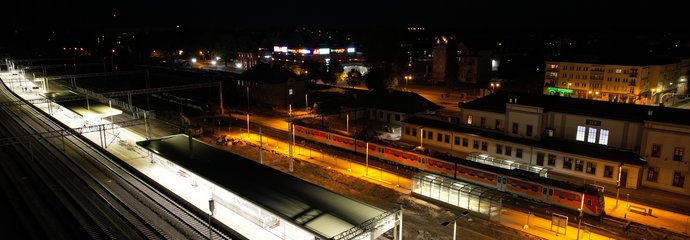 Stacja Ełk - nocny widok z drona. fot. Szymon Grochowski PKP Polskie Linie Kolejowe SA