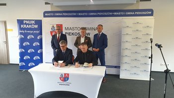 Podpisanie umów dot. realizacji prac przy przystankach kolejowych w Piekoszowie i Górkach Szczukowskich