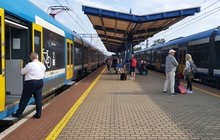 Stacja Tychy, pociąg przy peronie, podróżni pod wiatą, fot. Katarzyna Głowacka