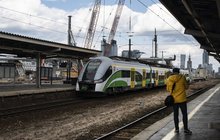 Podróżni na peronie stacji Warszawa Zachodnia, w tle pociąg, fot. Izabela Miernikiewicz