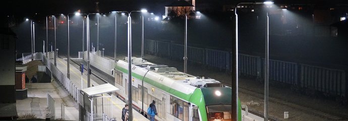Pociąg stoi przy stacji Hajnówka w godzinach nocnych. Autor Tomasz Łotowski