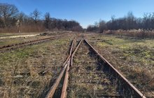 Tor w Lubsku, po lewej stronie fragment peronu_fot.Radek Śledziński