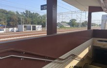 Zejście z peronu do nowego przejścia podziemnego na przystanku Warszawa Wawer, widać odwtorzone drewniane poręcze, fot. Anna Znajewska-Pawluk