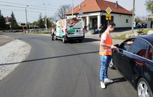 Akcja ulotkowa na przejeździe kolejowo-drogowym w Bydgoszczy fot. Przemysław Zieliński