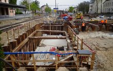 Budowa segmentu przejścia podziemnego. Robotnicy na budowie_fot. Andrzej Puzewicz