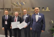 Przedstawiciele PLK SA i Alstom z umową na dostawy urządzeń do systemów sterowania ruchem kolejowym fot. Karol Jakubowski